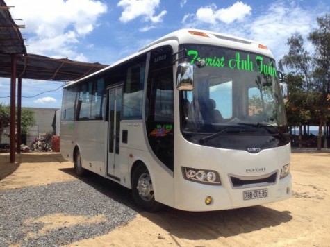 Xe du lịch mới mua của doanh nghiệp Lý Anh Tuấn để phục vụ khách hàng